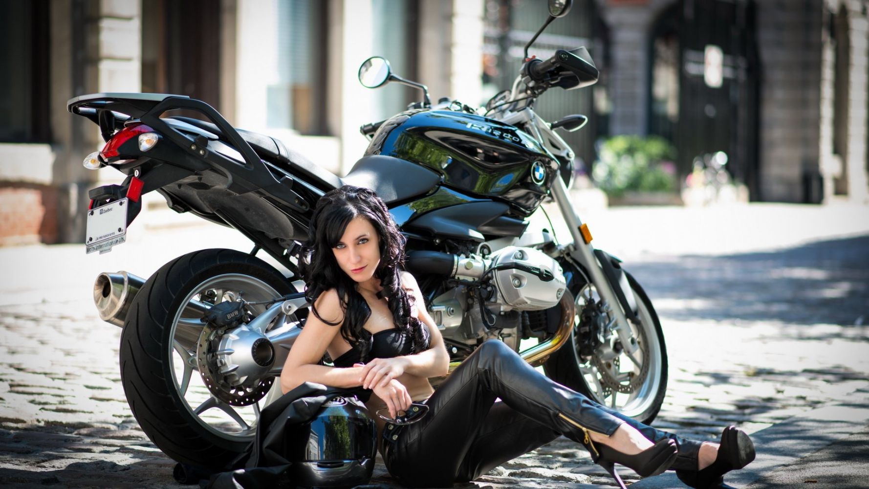 European women on bikes in Mar del Plata